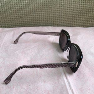 White And Black Fendi Sunglasses for Sale up to 90% Off  display picture 2